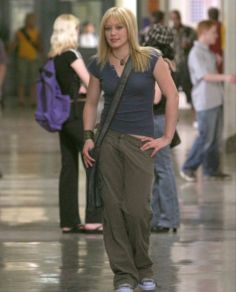 Hilary Duff A Cinderella Story Outfits, Hilary Duff Cinderella Story Outfits, Hilary Duff 2000s Fashion, 2000 Nerd Fashion, 2000s Highschool Outfits, 2000 Movie Outfits, Sam Montgomery Outfits, 2000s Fashion Movies, A Cinderella Story Outfits