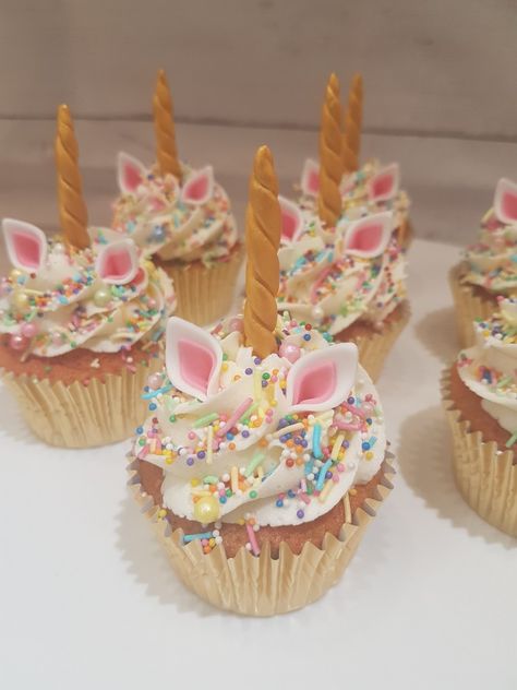 Unicorn Party Desserts, Unicorn Cupcakes Ideas, Unicorn Birthday Cupcakes, Cupcake Tier Cake, Rainbow Unicorn Cupcakes, Sweetie Cupcakes, Unicorn Birthday Party Food, Unicorn Macarons, Unicorn Cake Pops