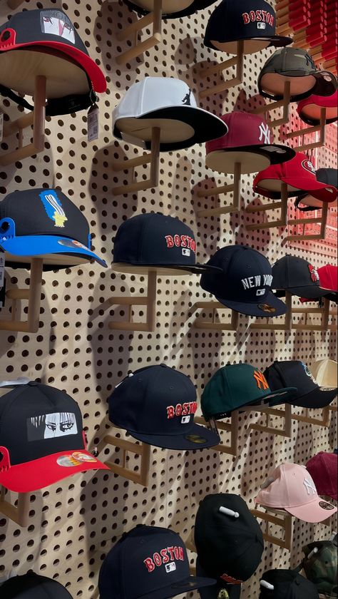 Hats Organization, Organize Baseball Hats, Wall Hat Racks, Cap Men Fashion, Cap Rack, Cap Store, Clothing Store Displays, Wall Hats, Hat Racks