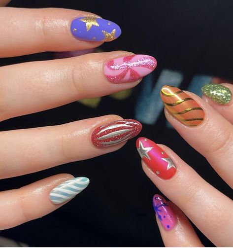 Abstract Christmas Nail Art, Colorful Holiday Nails, Groovy Christmas Nails, Funky Christmas Nails Design, Tacky Christmas Nails, Abstract Christmas Nails, Funky Winter Nails, Retro Christmas Nails, Nail Art Christmas Designs