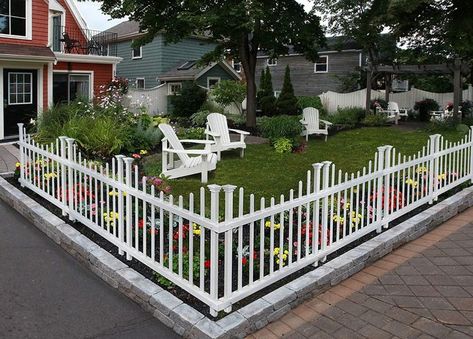 Is a Picket Fence Right for Your Home? Fences Ideas, Vinyl Picket Fence, Vinyl Gates, Picket Fence Panels, Home Fencing, Vinyl Fencing, Picket Fences, Dig Gardens, Front Fence