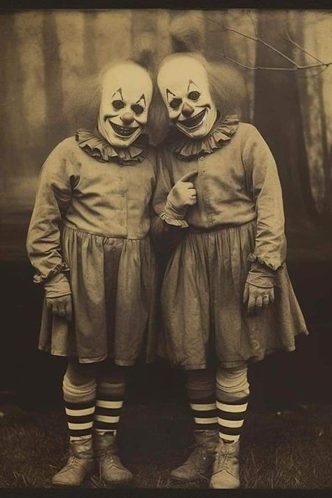 Halloween Costumes Clown, Halloween Costume Clown, Creepy Clown Pictures, Clown Photo, Scary Circus, Creepy Old Photos, Wörter Tattoos, Creepy Circus, Clown Pics