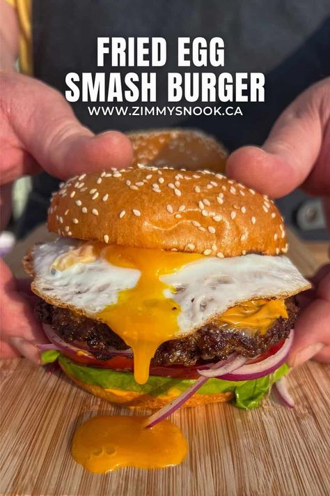 Essen, Hamburger With Fried Egg, Burger With Fried Egg, Burger With Egg On Top, Gourmet Smash Burger, Hamburger With Egg On Top, Burger Grill Recipes, Burger Food Truck Ideas, Wagyu Smash Burger