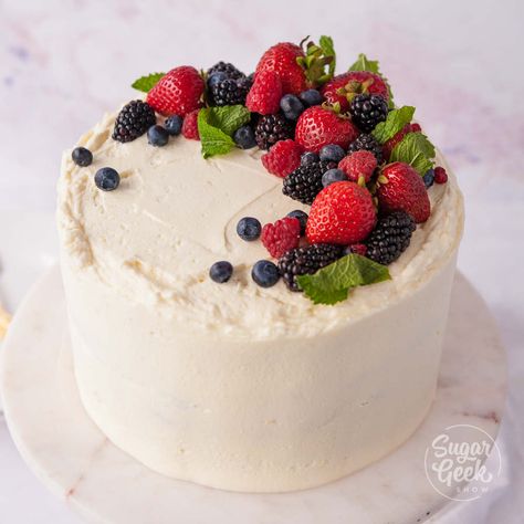 White Berry Cake, Chantilly Birthday Cake, How To Decorate A Cake With Fruit, Decorate Cake With Fruit, Fruit On Cake, Fruit Chantilly Cake, Fresh Cream Cake Decoration, Cake Decorating With Fruit, Cake Decoration With Berries