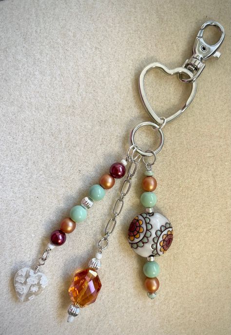 Gorgeous one of a kind purse charm, short enough to be a zipper pull or keychain. Clay and Miliflori beads. Bead Keyrings Diy, Zipper Pulls Ideas, Zipper Pulls Diy, Keychain With Beads, Keychain Clay, Boho Bag Charm, Purse Charms Diy, Beaded Projects, Vintage Jewelry Repurposed