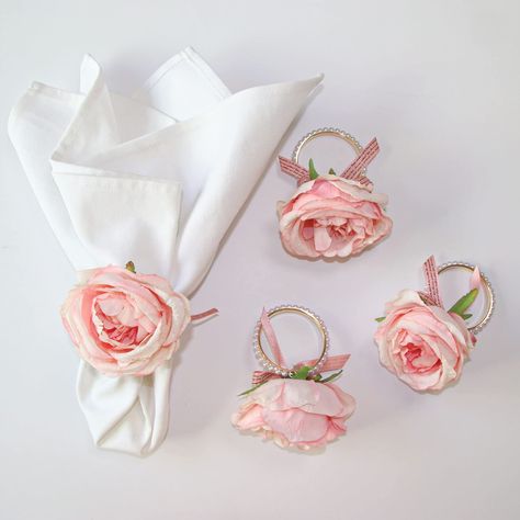 Rose Themed Birthday Party Decorations, Valentine Napkin Rings, Pink And Gold Wedding Decorations, Pink And Gold Table Setting, Pearl Napkin Rings, Wedding Dinners, Wedding Dinner Decor, Flower Dinner, Farmhouse Napkin Rings