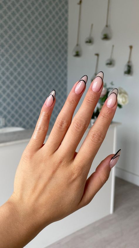 French Tip Outline Acrylic Nails Almond, Black French Outline Nails, Black Outlined French Tip Nails, Black French Tip Outline Nails, Black Lined Nails, Black Outlined Nails, French Tips With Outline, French Nails Minimalist, Outline Almond Nails