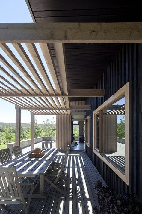 The Plinth House / Luke Stanley Architects ( shade cover that changes with the seasons) Hot Tub Pergola, Pergola Diy, Pergola Attached To House, Pergola Design, Casa Country, Wooden Pergola, Backyard Pergola, Timber Cladding, Casa Exterior