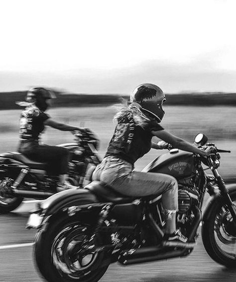 Women Riding Motorcycles, Girl Riding Motorcycle, Female Motorcycle Riders, Motos Harley, Мотоциклы Cafe Racers, Biker Photoshoot, Bike Aesthetic, Motorcycle Aesthetic, Biker Aesthetic