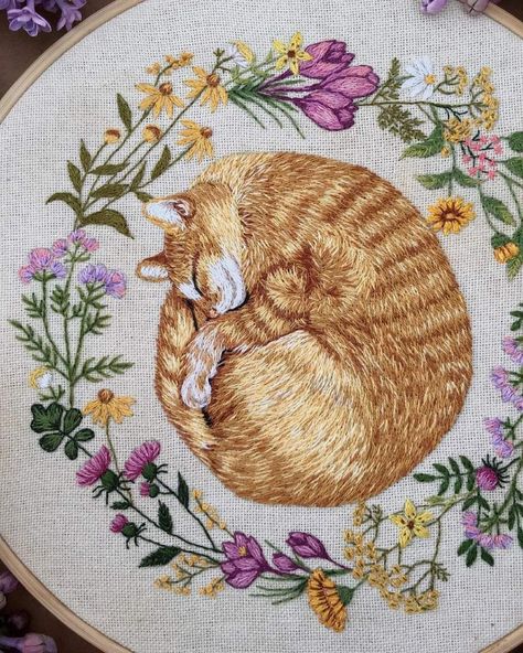 Diy Easy Embroidery, Cat Embroidery Design, Cat Embroidery, 강아지 그림, Handmade Embroidery Designs, Embroidery Stitches Tutorial, Hand Embroidery Projects, Thread Painting, Cute Embroidery