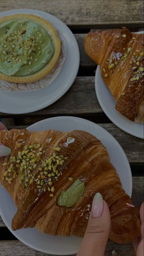 Table with pistachio croissant and cake Pistachio Croissant Aesthetic, Pistachio Cornetto, Pistachio Aesthetic, Cream Croissant, Pistachio Croissant, Meal Breakfast, Pistachio Cream, Coffee Shop Aesthetic, Food Babe