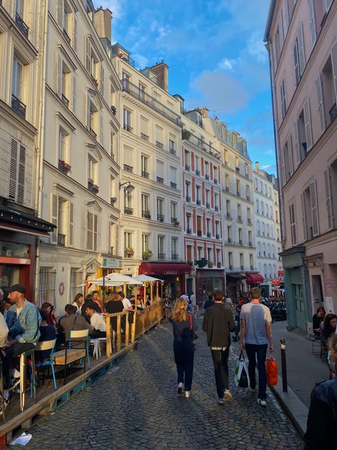 Streets In Paris, Paris Rooftops, Study French, France City, Communication Studies, Learn History, Streets Of Paris, Paris Aesthetic, Golden Retriever Puppy