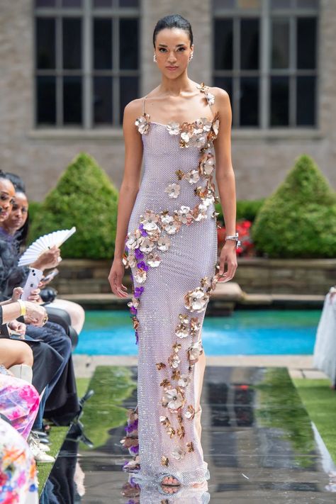 Esé Azénabor Spring 2025 Ready-to-Wear Runway, Fashion Show & Collection Review [PHOTOS] Fashion Show Gowns, Spring 2025 Runway, Runway Fashion Couture Inspiration, 2025 Runway, Fashion 2025, Minimalistic Fashion, Best Gowns, Fashion Week 2024, Trending 2024