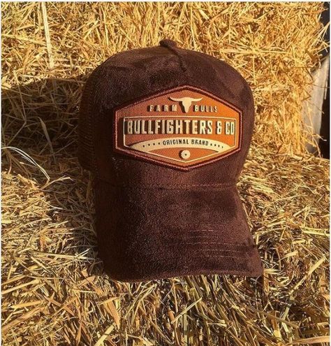 Truckers Hats, Instagram Ads Ideas, Hunting Caps, Country Hats, Mens Trucker Hat, Vintage Baseball Caps, Lion Pictures, Tshirt Design Men, Fashion Cap