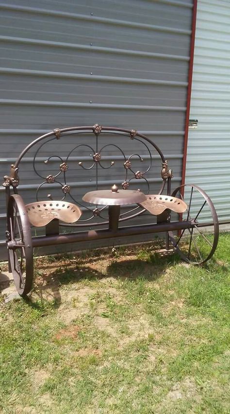 Old Tractor Seat Ideas, Metal Wagon Wheel Ideas, Tractor Seat Ideas, Wagon Wheel Bench, Footboard Bench, Recycled Yard Art, Welding Table Diy, Junk Metal Art, Tractor Seats