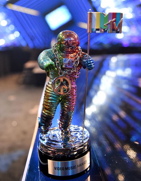 The 2015 MTV VMA Moonman Award for the 2015 MTV Video Music Awards Vma Awards, Mtv Music Awards, Famous Lifestyle, Moon Man, Dream Music, Mtv Movie Awards, Awards Trophy, Mtv Videos, Mtv Video Music Award