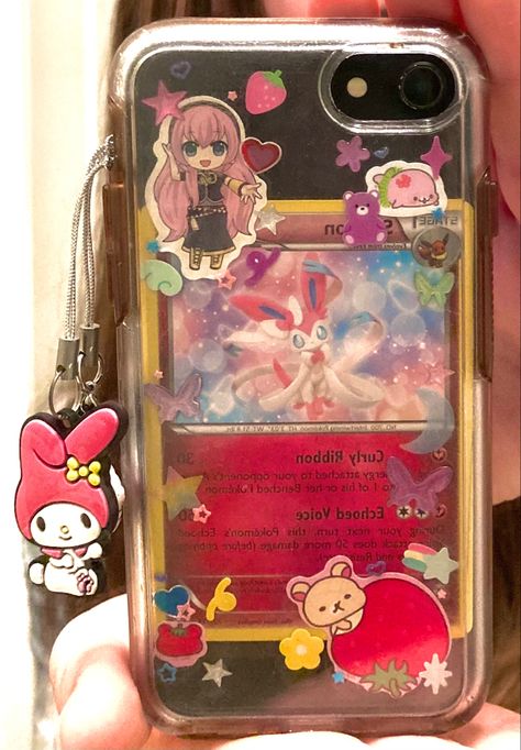 Kawaii Card Ideas, Card Stuff Pink, Pokemon Card Phone Case, Cutecore Phone Case, Phone With Stickers, Cute Phone Case Ideas, Phone Decoration Ideas, Decorating Phone Case, Sanrio Phone Case