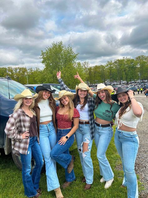 Country State Fair Outfits, Country Concert Outfit Flannel, Country Concert Outfit Inspo Fall, March Country Concert Outfit, County Fair Outfit Ideas Summer, Upchurch Concert Outfit, Country Concert Outfit Ideas Fall Jeans, Country Concert Outfit Inspo Winter, Dan + Shay Concert Outfit