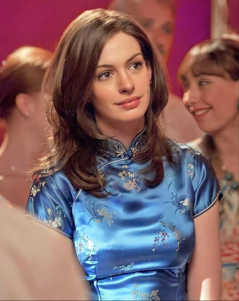 Chipao Dress Chinese Style, Anne Hathaway One Day, Qipao Outfit, Chinese Style Dress, Mode Kimono, Qipao Dress, Dress Hairstyles, Causual Outfits, Anne Hathaway