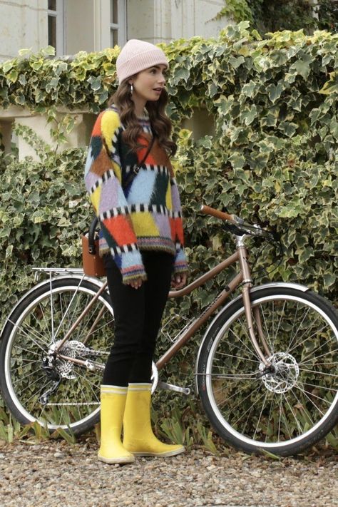 Emily does cosy chic in this Essentiel Antwerp sweater and bright rainboots by Aigle. Paris Fashion Outfits, Emily In Paris Style, Emily In Paris Fashion, Emily In Paris Outfits, Paris Look, Paris Outfits, Emily In Paris, Sarah Jessica Parker, Fashion Tv