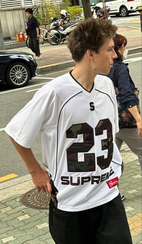 Jock Outfit, Jersey Outfit Men, Supreme Jersey, Mean Girls Costume, Jersey Outfits, Streetwear Ideas, Streetwear Fits, Boys Fits, Nfl Jersey