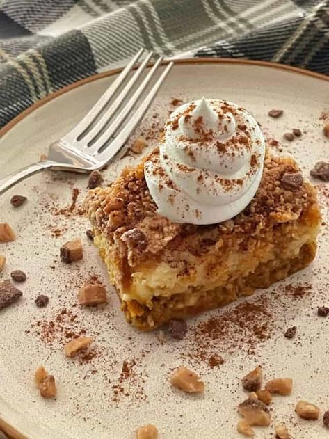 Easy Pumpkin Dump Cake Recipe, Easy Pumpkin Dump Cake, Easy Pumpkin Recipes Desserts, Graham Cracker Toffee, Pumpkin Dump Cake Recipe, Easy Dump Cake Recipe, Pumpkin Dump, Easy Pumpkin Dessert, Pumpkin Cravings