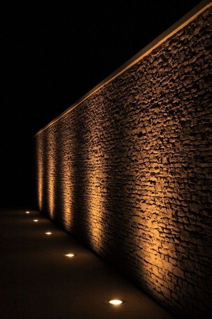 Outdoor Wall Down Lights, Out Door Lighting, House Exterior Lighting Ideas, Uplights Outdoor, Gate Lights Entrance, Wallwasher Lighting, Stone Wall Lighting, Exterior House Lighting, Outdoor Wall Lighting Ideas