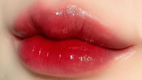 Gradient Lips Tutorial, Gradient Lips Korean, Korean Gradient Lips, Teknik Makeup, Lip Pictures, Lips Tutorial, Heart Shaped Lips, Gradient Lips, Cute Lipstick