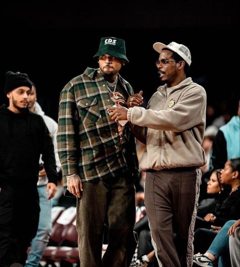 Brown Clothes Aesthetic, Flannel Streetwear, Chris Brown Photoshoot, Chris Brown Outfits, Chris Brown Style, Chris Brown Pictures, Nba Fashion, Dark Skin Boys, 90s Hip Hop Fashion