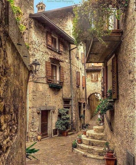 Italian Courtyard, Stone Buildings, Stone Building, Garda Italy, Italian Village, Destination Voyage, Italy Photo, Old Stone, Beautiful Places To Travel