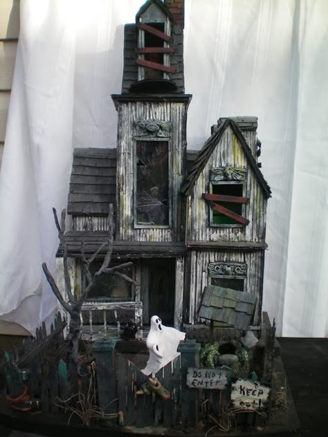 the holbrook horror house Haunted House Diy, Dollhouse Halloween, Baba Jaga, Casa Halloween, Haunted Dollhouse, Spooky Town, Spooky House, Halloween Miniatures, Haunted Dolls