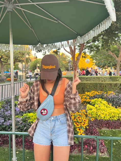 Leggings Theme Park Outfit, Disneyland Outfits Fall Trendy, Disneyland Outfit Inspiration, Fall Outfits Disneyland, Disneyland Outfits Autumn, Disneyland Outfits Aesthetic Fall, Epcot Outfit Ideas Fall, Halloween Theme Park Outfit, Disneyland Park Outfit