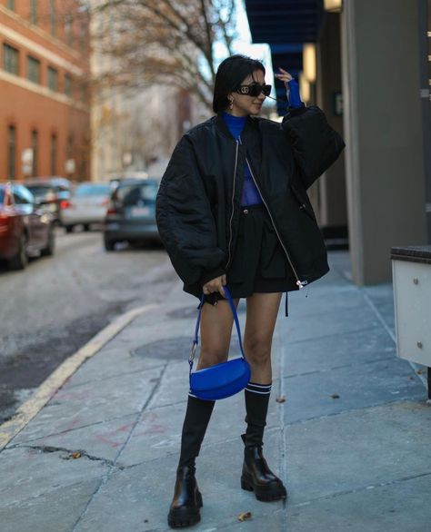 Blue And Black Outfit, Blue Bag Outfit, Cobalt Blue Outfit, Black Outfit Inspiration, Outfit Street Style, Blue Outfits, Bag Outfit, Blue Outfit, Urban Style