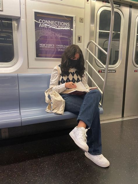 Banglore Outfit Ideas, Subway Reading Aesthetic, Person Sitting On Subway, Metro Poses, Train Pictures Aesthetic, Subway Astetic, Uptown Girl Aesthetic, Fashionista Street Style, Metro Pictures