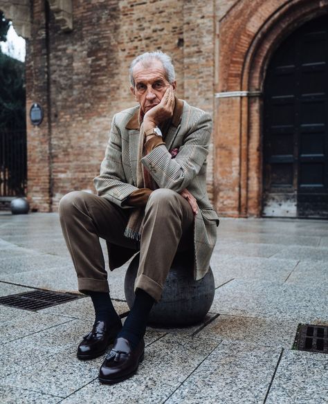 MORJAS on Instagram: “The Tassel Loafer in Burgundy Calf on @goldberger. On the wrist: Longines gold single button split-seconds chronograph with enamel dial.⁠…” Loafers Men Outfit, Mens Tassel Loafers, Flannel Suit, Loafers Outfit, Shiny Shoes, Black Oxfords, Loafers Style, Black Loafers, Tassel Loafers