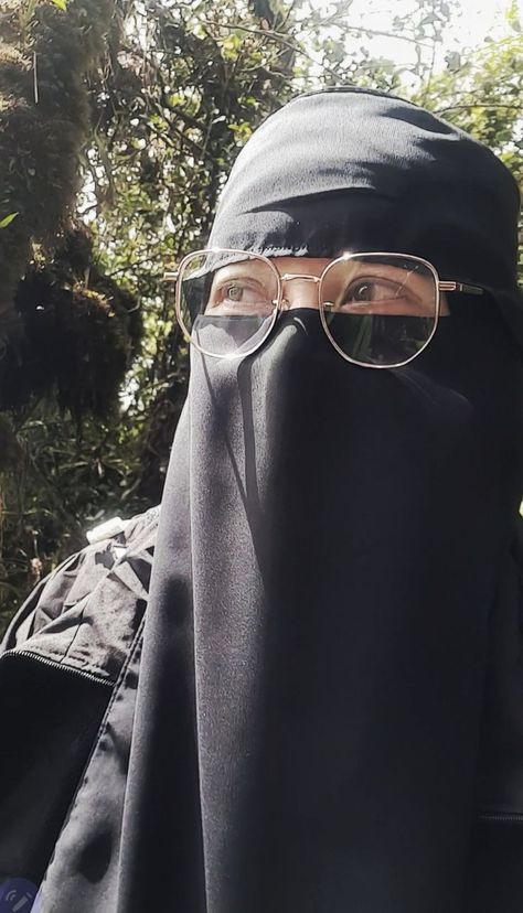 x.KHaDijA cHouHaN Instagram Dp Hijabi Girl, Burkha Girl, Hijabi Girl Dp, Hijab Girls Dp, Hijabi Girl Aesthetic, Black Hijabi Girl, Niqab Aesthetic, Grey Hijab, Niqabi Girl