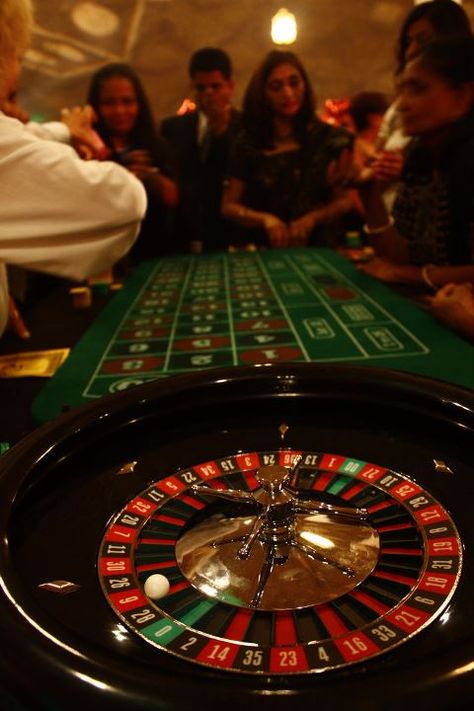 Have to have a roulette table Roulette Aesthetic, Husk Aesthetic, Casino Machines, Casino Room, Roulette Table, Casino Birthday, Las Vegas Party, Casino Movie, Casino Table