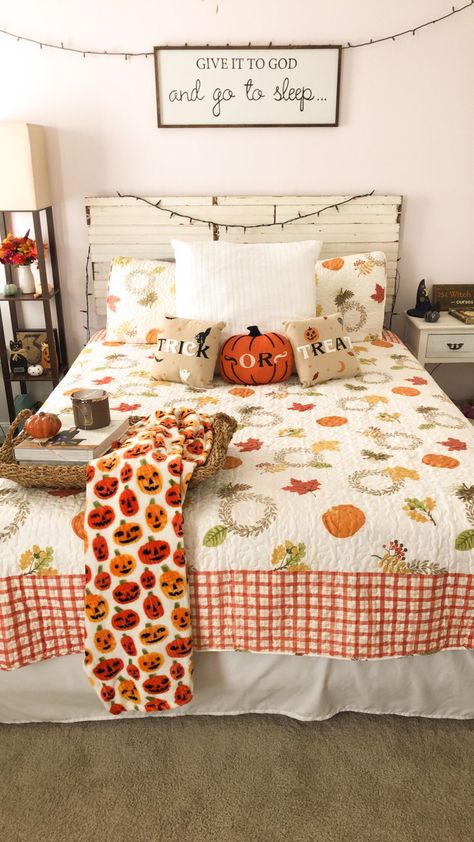 Fall Room Ideas, Holiday Room Decor, Halloween Bedroom Decor, Holiday Bedroom, Fall Room Decor, Fall Bedroom Decor, Halloween Bedroom, Holiday Room, Halloween Room Decor