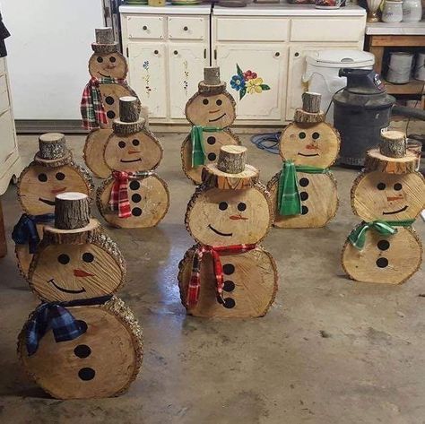 Wooden Snowmen Backyard Crafts, Wooden Snowmen, Wood Snowman, Christmas Wood Crafts, Snowman Crafts, Noel Christmas, Christmas Wood, Winter Crafts, Wooden Crafts