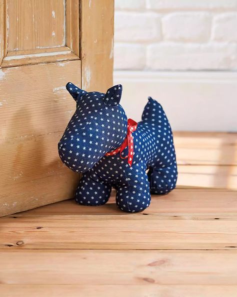 Doorstop Pattern Free, Door Stopper Diy, Diy Doorstop, Animal Doorstop, Doorstop Pattern, Dog Door Stop, How To Make A Roman Blind, Basic Sewing Kit, Dog Sewing Patterns