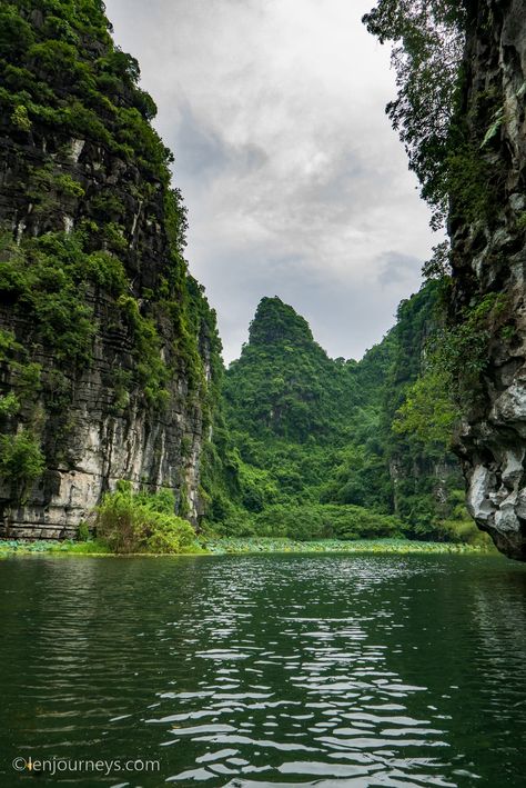 Trang An Landscape, Vietnam - Ha Long Bay on Land Vietnam Mountains, Vietnam Jungle, Vietnam Landscape, Ha Long Bay Vietnam, Virtual Production, Otherworldly Beauty, Ancient Vietnam, Best Landscape Photography, River Town