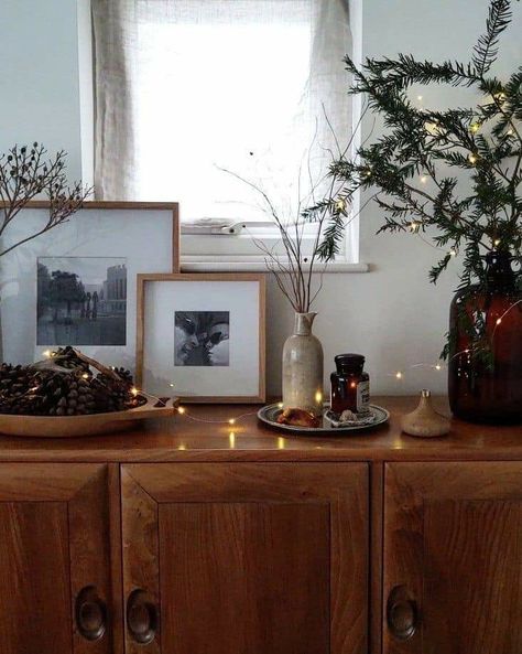 British Room Ideas, Christmas Aesthetic Interior, Salon Xmas Decorations, Christmas Tree In Front Of Built Ins, Scandinavian Autumn Decor, Christmas Aesthetic Home Decor, Christmas Appartement, Christmas Classic Decor, Autumn Interior Decor