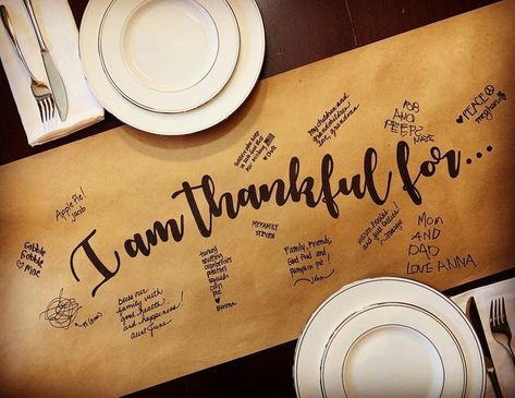 Friendsgiving Decor Ideas, Thanksgiving Diner, Friendsgiving Decor, Thanksgiving Dinner Decor, Friendsgiving Dinner Party, Friendsgiving Decorations, Thanksgiving Dinner Party, Thanksgiving Friendsgiving, Thanksgiving Table Runner