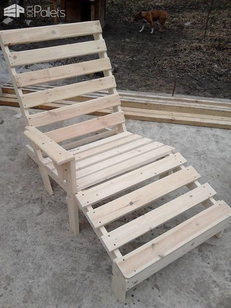 #Garden, #Outdoors, #PalletChair, #PalletLoungeChair, #Patio, #RepurposedPallet, #Terrace You only need two pallets to make this relaxing Pallet Chaise Lounge Chair! Spend a weekend and save a lot, plus you can be proud of your project!  Pallet Chaise Lounge Chair: Kick back by the pool, in your garden, patio, terrace, deck, or Pallet Furniture Garden, Lounge Chair Diy, Metal Outdoor Chairs, Garden Lounge Chairs, Pallet Lounge, Outdoor Pallet, Pallet Walls, Pallet Chair, 1001 Pallets