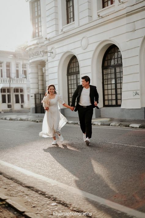 Sydney Prewedding, Prewed Simple, Style Korea Casual, Prewed Photoshoot, Couples Candid Photography, Pose Prewedding, Prewedding Ideas, Prewedding Outdoor, Pre Wedding Photoshoot Outdoor