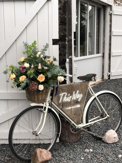 French Bicycle With Flowers, Wedding Bike Decoration, Vintage Bikes With Basket, Just Married Bike, Easter Wedding Ideas, Garden Bicycle, Bike With Flowers, Bike Decorations, Bike Wedding