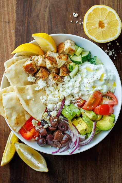 Greek Chicken Bowls combine the classic elements of a Greek Salad—cucumbers, tomatoes, olives, and feta—elevated with juicy grilled chicken and a refreshing dollop of tzatziki. Greek Power Bowl Recipe, Recipe Dinner Healthy, Healthy Delicious, Snack Bowl Ideas, Easy Healthy Greek Recipes, Homemade Healthy Dinners, Easy Meals And Snacks, Live Food Recipes, Healthy Foods Ideas