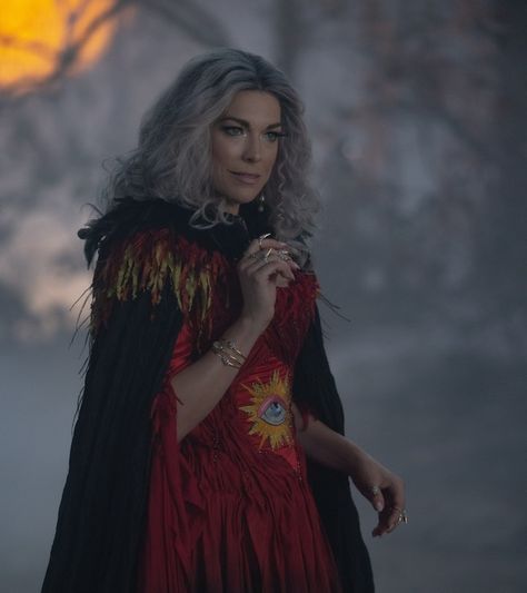 Hannah Waddingham Took The Role Of Mother Witch In 'Hocus Pocus 2' For Her Daughter Mother Witch, Hermanas Sanderson, Hocus Pocus Costume, Hannah Waddingham, Hocus Pocus Movie, Sarah Sanderson, Hocus Pocus Witches, Hocus Pocus 2, Disney Images