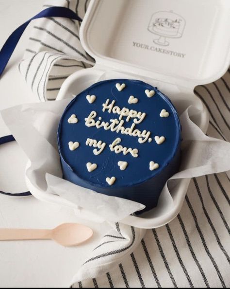 Simple Guy Cake Ideas, Birthday Cake Ideas For My Boyfriend, Birthday Cake Decorations Men, Mini Cakes For Boyfriend Birthday, Cute Bday Cakes For Boyfriend, Lunch Box Cake Ideas For Boyfriend, Small Cake For Boyfriend Birthday, Boyfriends Birthday Cake, Small Birthday Cakes For Boyfriend