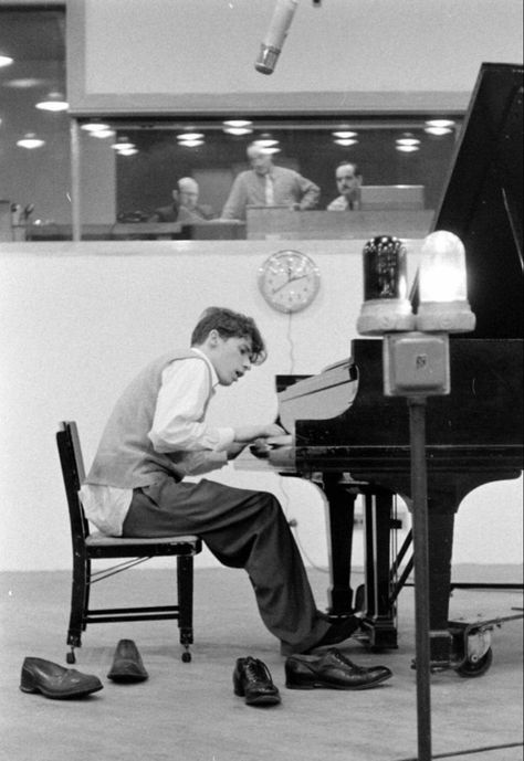 Glen Gould, Glenn Gould, Classical Musicians, Gordon Parks, Music Student, Piano Man, Music Composers, Music Aesthetic, Life Magazine